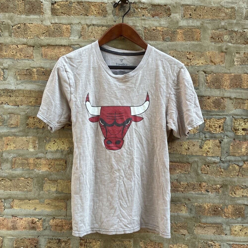 Mens Fanatics Chicago Bulls Basketball NBA Gray Screened Small Graphic Tee